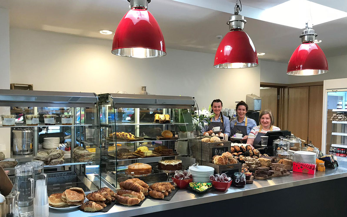 Hot coffee with chocolate cake