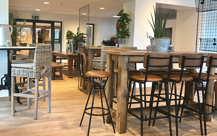 Hot coffee with chocolate cake