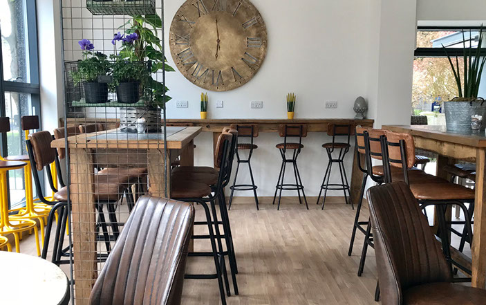 Hot coffee with chocolate cake