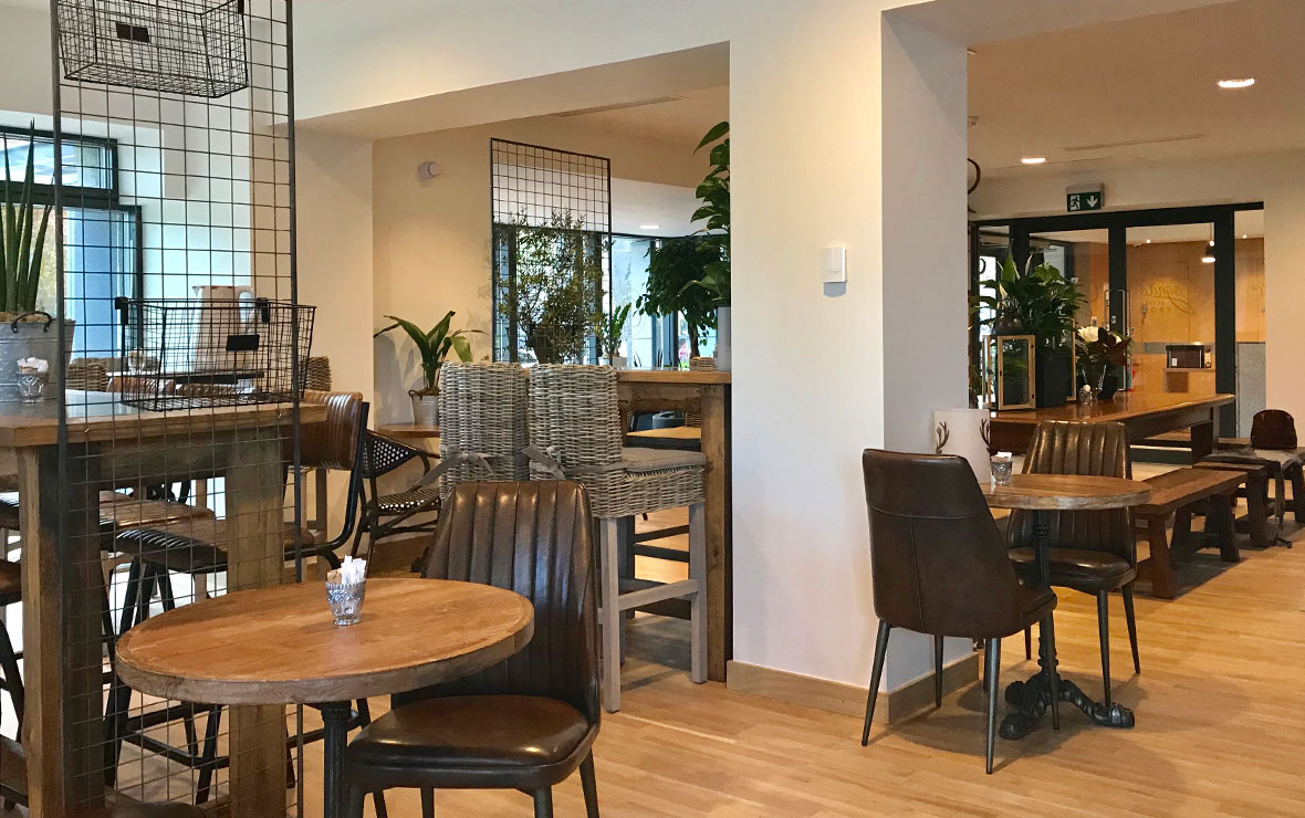 Hot coffee with chocolate cake