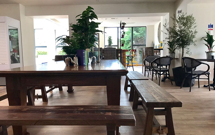 Hot coffee with chocolate cake